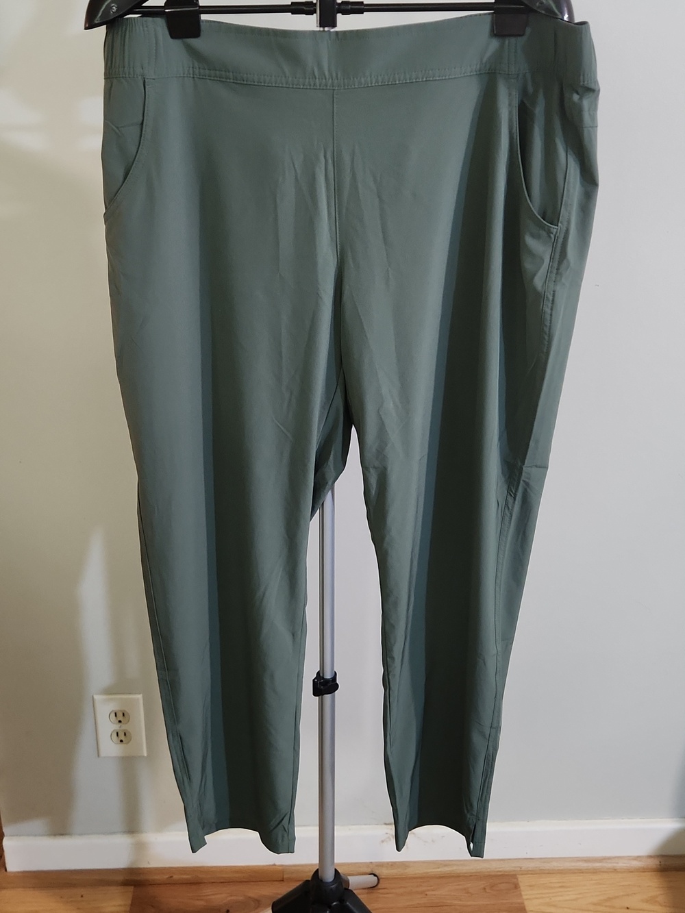 Eddie Bauer Womens Ankle Length Pants. Size XL.
